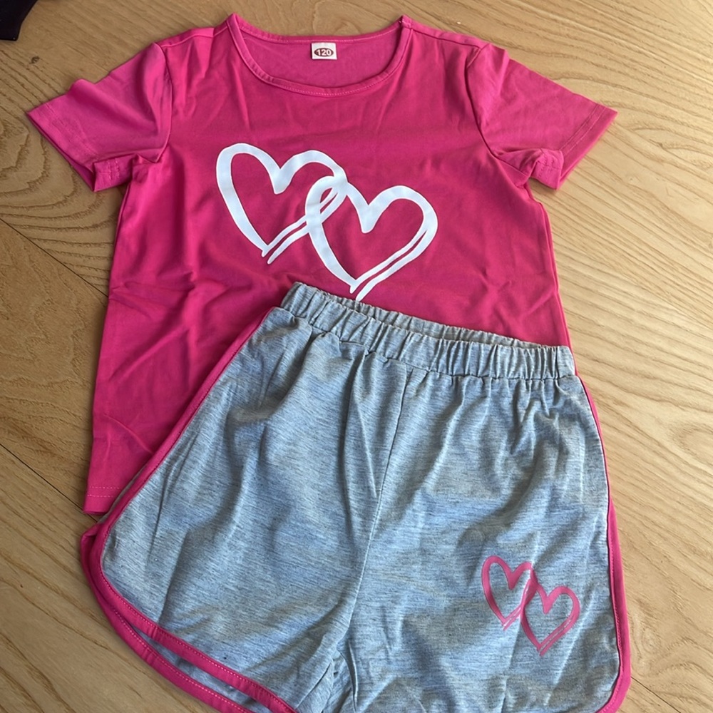 Two piece short set, pink and gray with hearts, size 5–6 years or 120